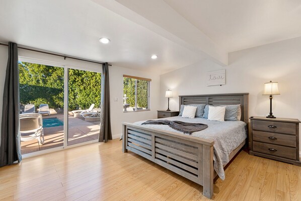 6 slaapkamers, een strijkplank/strijkijzer, wifi