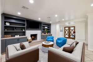 Een televisie, een open haard en een tafeltennistafel