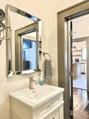 Ensemble douche/baignoire, serviettes fournies, savon, papier toilette