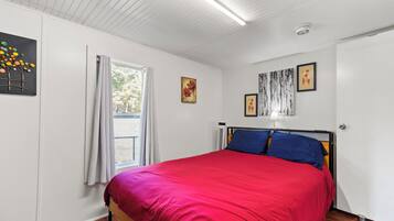 2 quartos, escrivaninha, ferros/tábuas de passar roupa