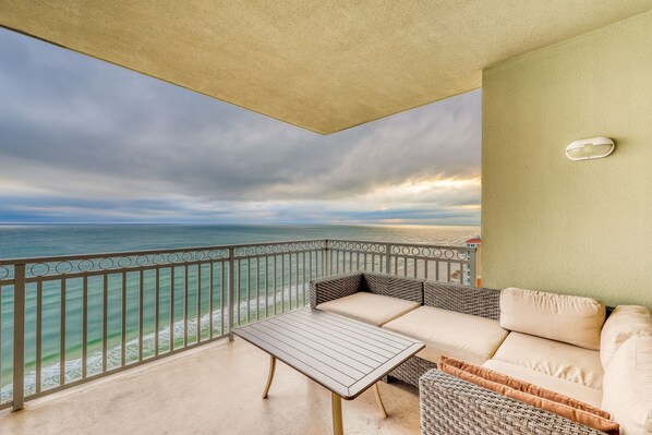 Property grounds - Gulf-front condo w/ private balcony & shared pool, hot tub, gym & sauna (Gulf Shores)