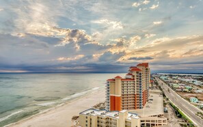 On the beach - Gulf-front condo w/ private balcony & shared pool, hot tub, gym & sauna (Gulf Shores)