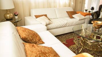 Een televisie en een open haard