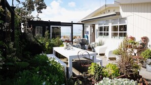 Outdoor dining -  Absolute Beach Front. Wake up to see the sun rise (Haumaona)