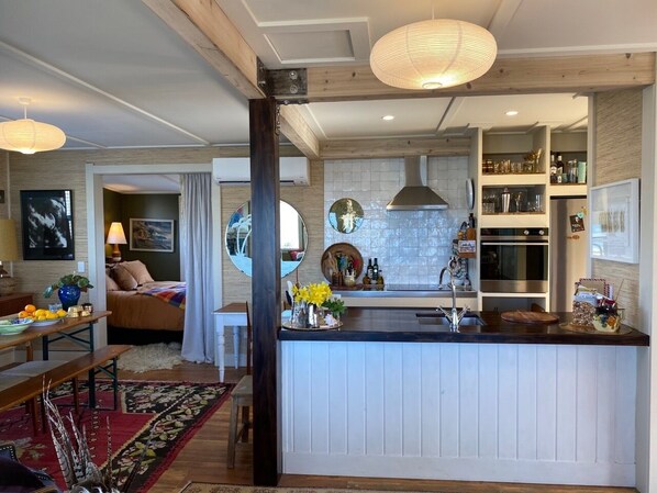 Dining - Absolute Beach Front. Wake up to see the sun rise (Haumaona)