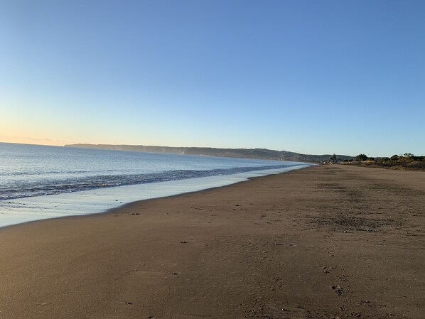 Rare day .Lots of sand. - Absolute Beach Front. Wake up to see the sun rise (Haumaona)