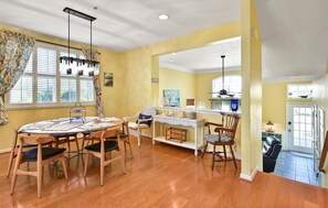 Dining - Large 3BR 2.5BA Garage Townhouse in Great West OC Neighborhood with Pool. (Berlin)