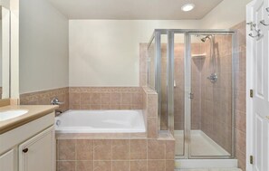 Ensemble douche/baignoire, sèche-cheveux, serviettes fournies