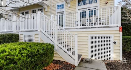 Large 3BR 2.5BA Garage Townhouse in Great West OC Neighborhood with Pool.