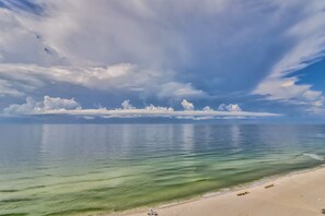 On the beach - Centrally located condo w/ picturesque views & shared pools/lazy river (Gulf Shores)