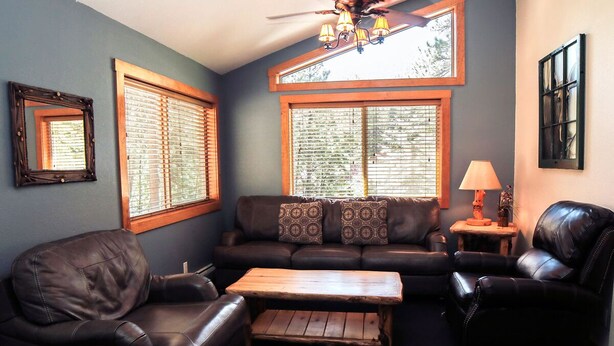 Chalet, Multiple Beds, Hot Tub, Mountain View | Living room