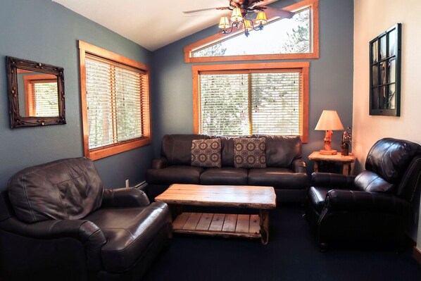 Chalet, Multiple Beds, Hot Tub, Mountain View | Living room