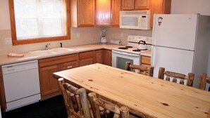 Chalet, Multiple Beds, Hot Tub, Mountain View | Private kitchen