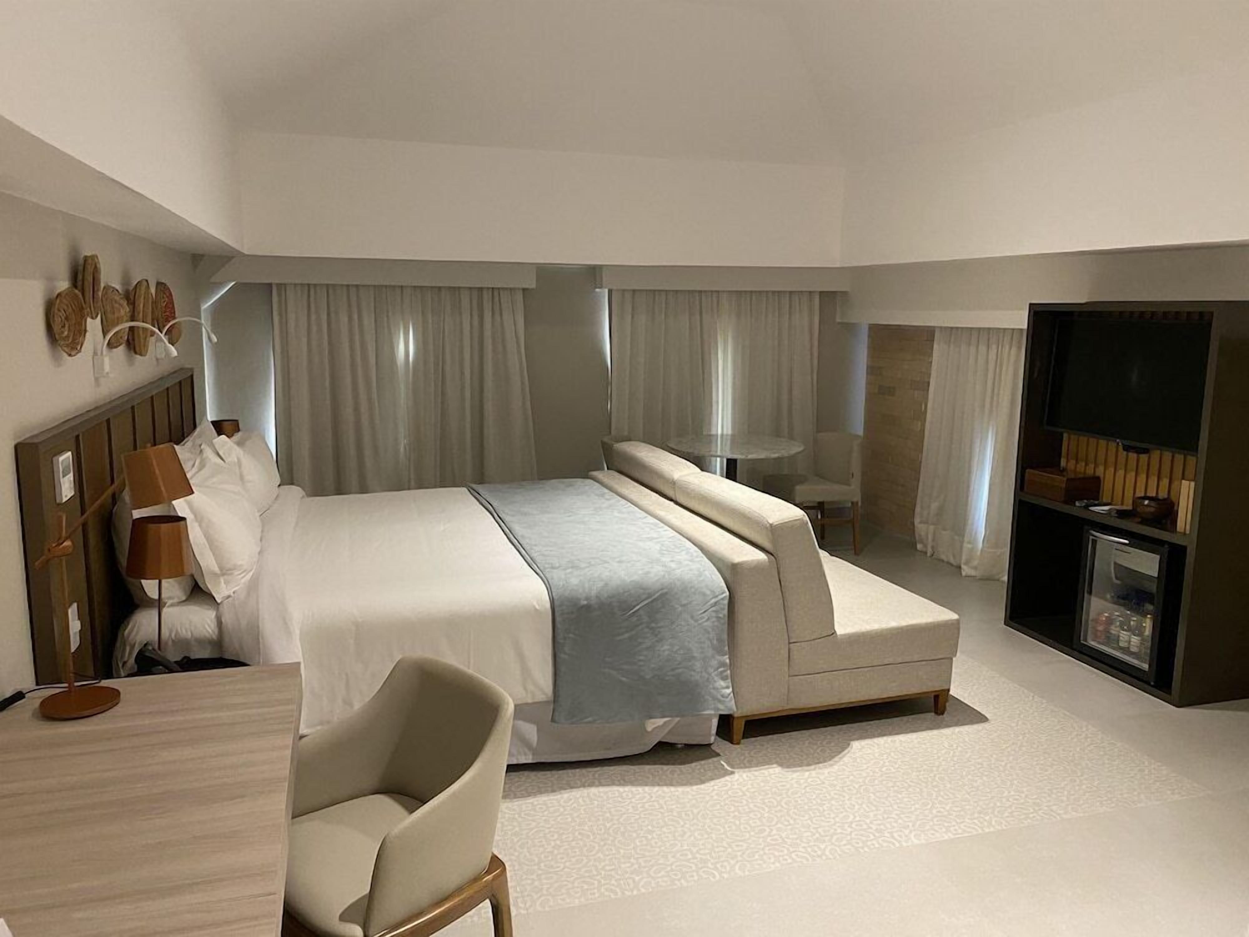 Minibar, safe på rommet, skrivebord og blendingsgardiner