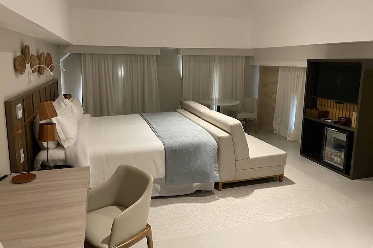 Minibar, caja de seguridad en la habitación y escritorio