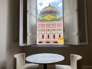 Suite Ivete | Minibar, in-room safe, desk, blackout drapes