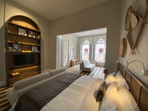 Kamer | Een minibar, een kluis op de kamer, een bureau, verduisterende gordijnen