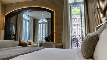 Suite Opera | Frigobar, cofres nos quartos, escrivaninha, cortinas blackout