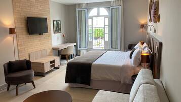 Minibar, coffres-forts dans les chambres, bureau, rideaux occultants