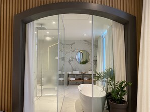 Suite Opera | Bathroom | Shower, free toiletries, hair dryer, bathrobes - Hotel Juma Ópera (Manaus)