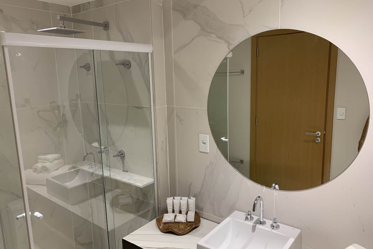 Ducha, artículos de tocador gratuitos, secador de pelo, batas