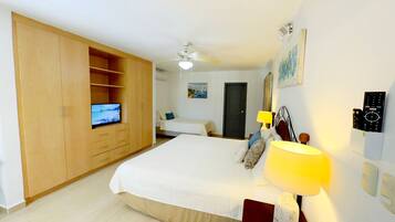 3 makuuhuonetta, työpöytä, silitysrauta/-lauta, ilmainen Wi-Fi