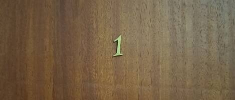Un suelo de madera con un pequeño número verde '1' en el centro.