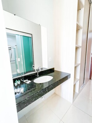 高級客房, 1 間臥室, 無障礙 | 浴室 | 淋浴設備、毛巾