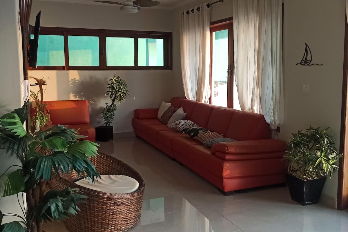 Casa familiare, vista lago, lato giardino | Soggiorno | TV a schermo piatto