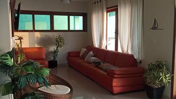 Casa família, vista para o lago, no jardim | Sala de estar | TV de tela plana