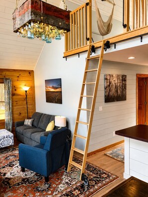 Smart TV, DVD player, books, video library - Lakefront Cabin - Farm Animals - Fish, Swim, Boat, Hike/Bike 5+Miles Trails (Louisa)
