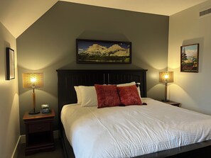 2 bedrooms, in-room safe, desk, iron/ironing board - ❤️🌲Luxury Escape w/ Superb Views for 6☀️Indoor Pool & Hot Tub☀️ (Canmore)