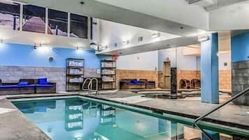 Piscina coperta, una piscina riscaldata