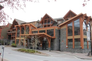 Exterior - ❤️🌲Luxury Escape w/ Superb Views for 6☀️Indoor Pool & Hot Tub☀️ (Canmore)