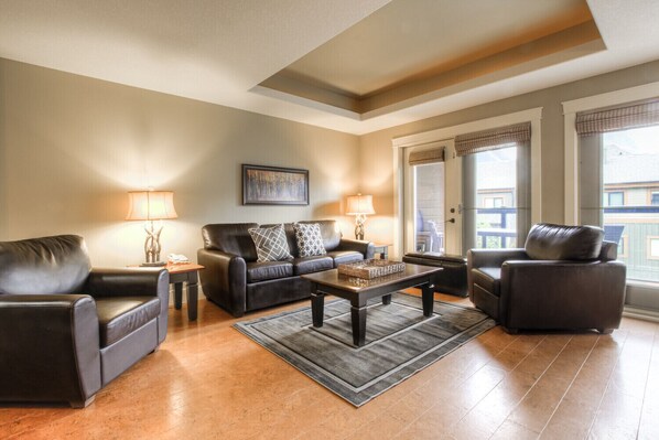 TV, fireplace, books - ❤️🌲Luxury Escape w/ Superb Views for 6☀️Indoor Pool & Hot Tub☀️ (Canmore)