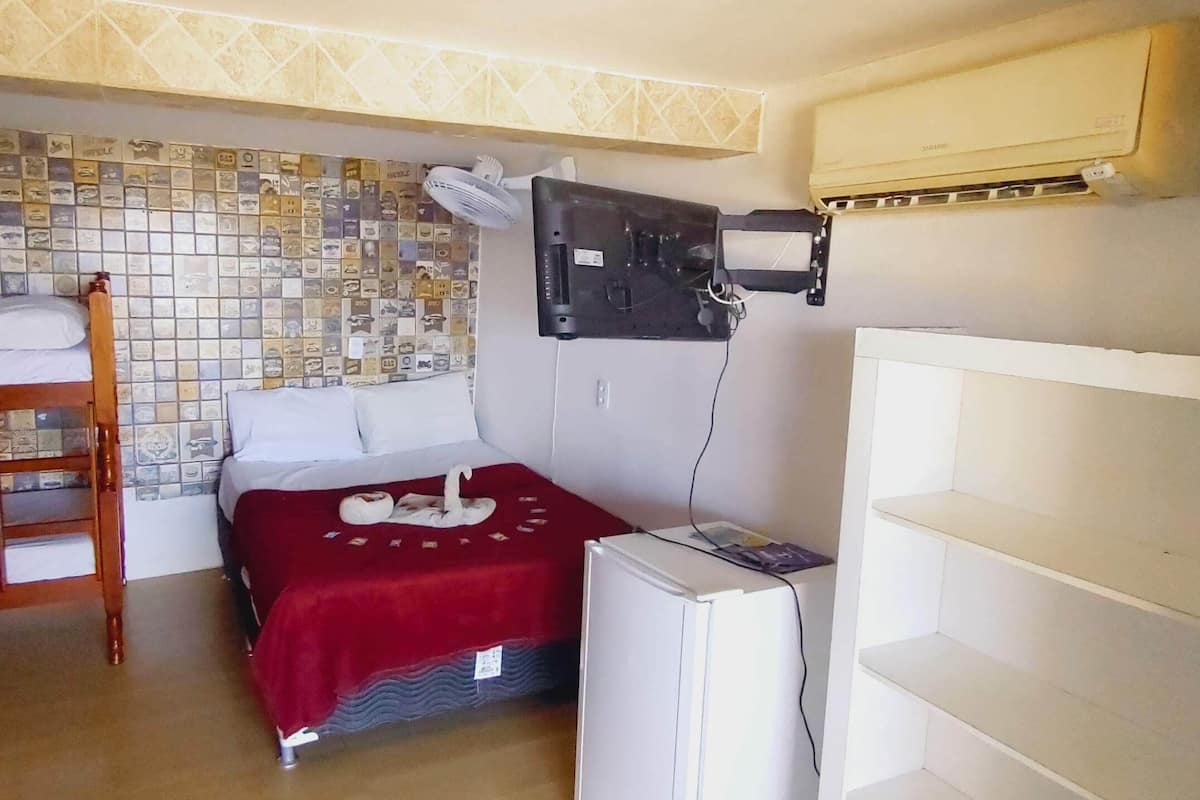 Eenvoudige tweepersoonskamer | Een minibar, verduisterende gordijnen, een strijkplank/strijkijzer