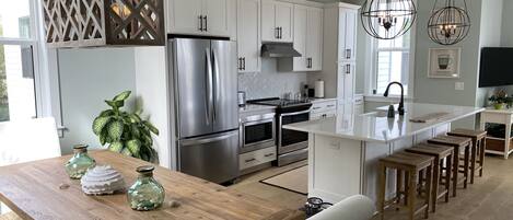 Refrigerador, microondas, horno y parrilla de estufa