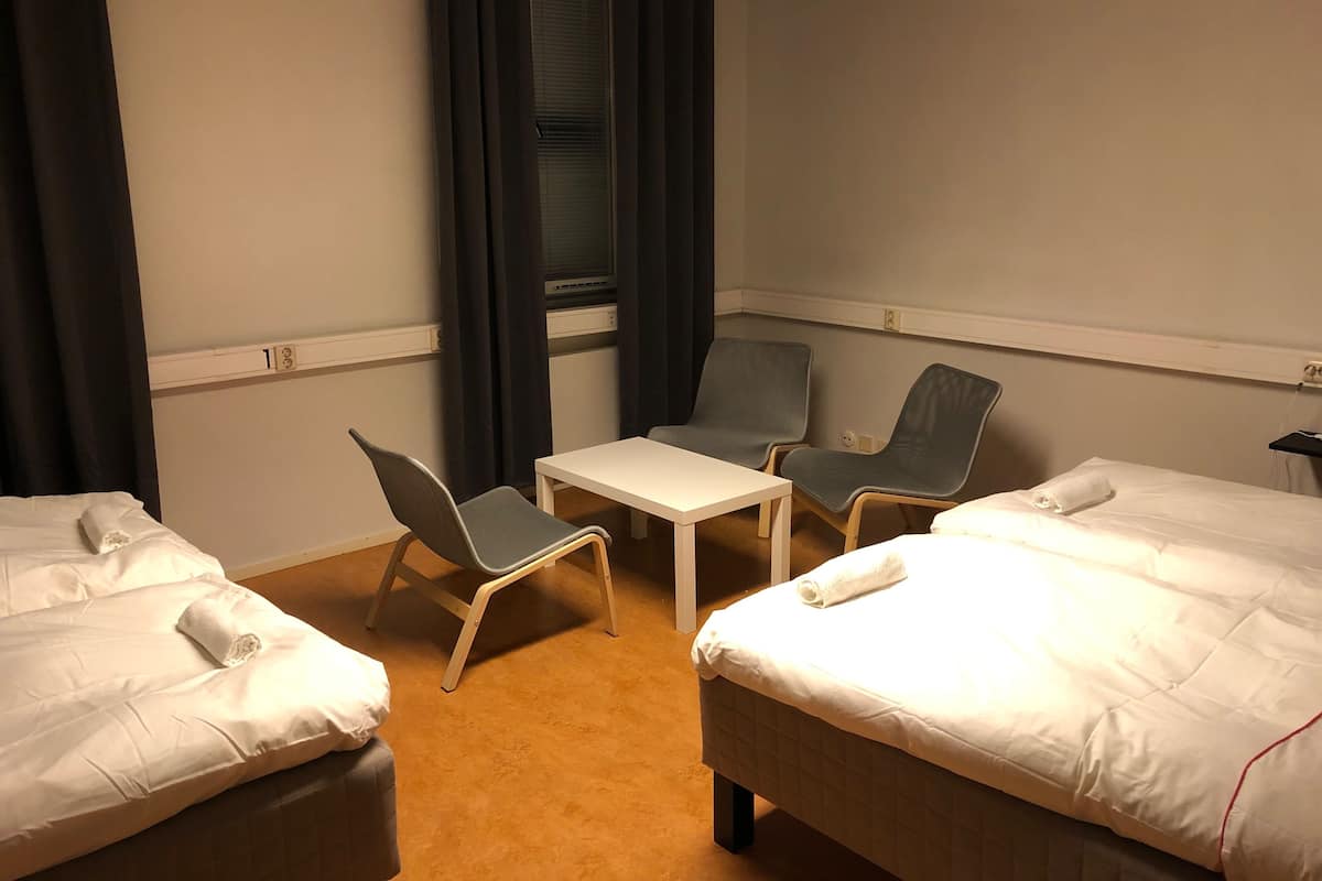 Economy vierpersoonskamer | Babybedden, gratis wifi, beddengoed