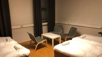 Habitación cuádruple económica | Cunas, wifi gratis y ropa de cama