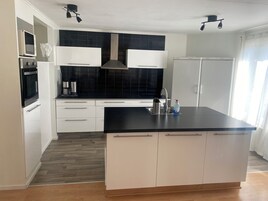 Casa | Cozinha privada | Refrigerador em uma área comum, micro-ondas em uma área comum