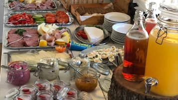 Ein reichhaltiges Buffet mit verschiedenen Speisen und Beilagen.