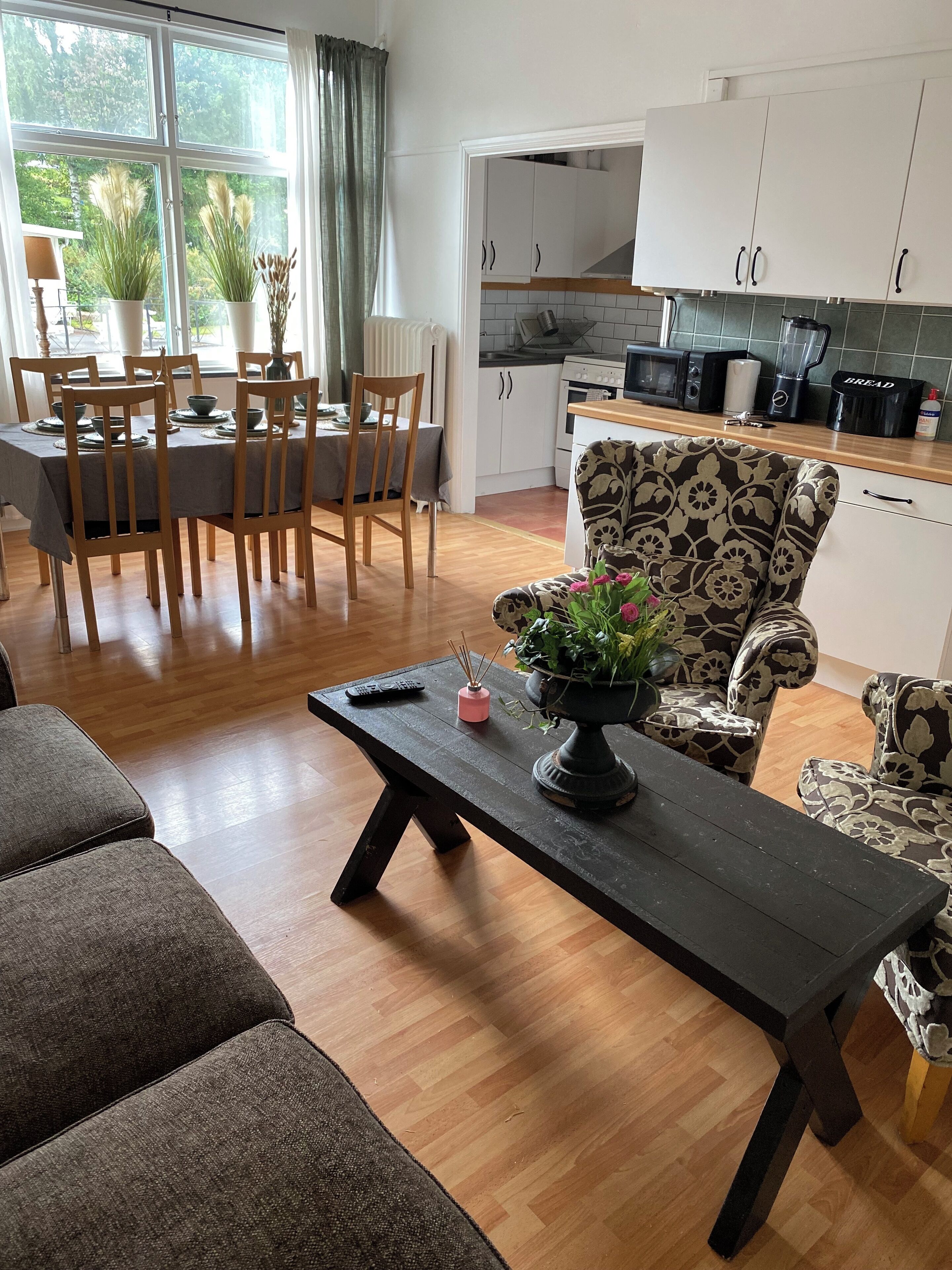 Apartment | Living area | 24-inch TV with cable channels