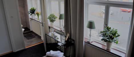 Dobbelt- eller tomannsrom | Individuelt innredet, skrivebord, skrivebord for bærbar PC og lydisolert