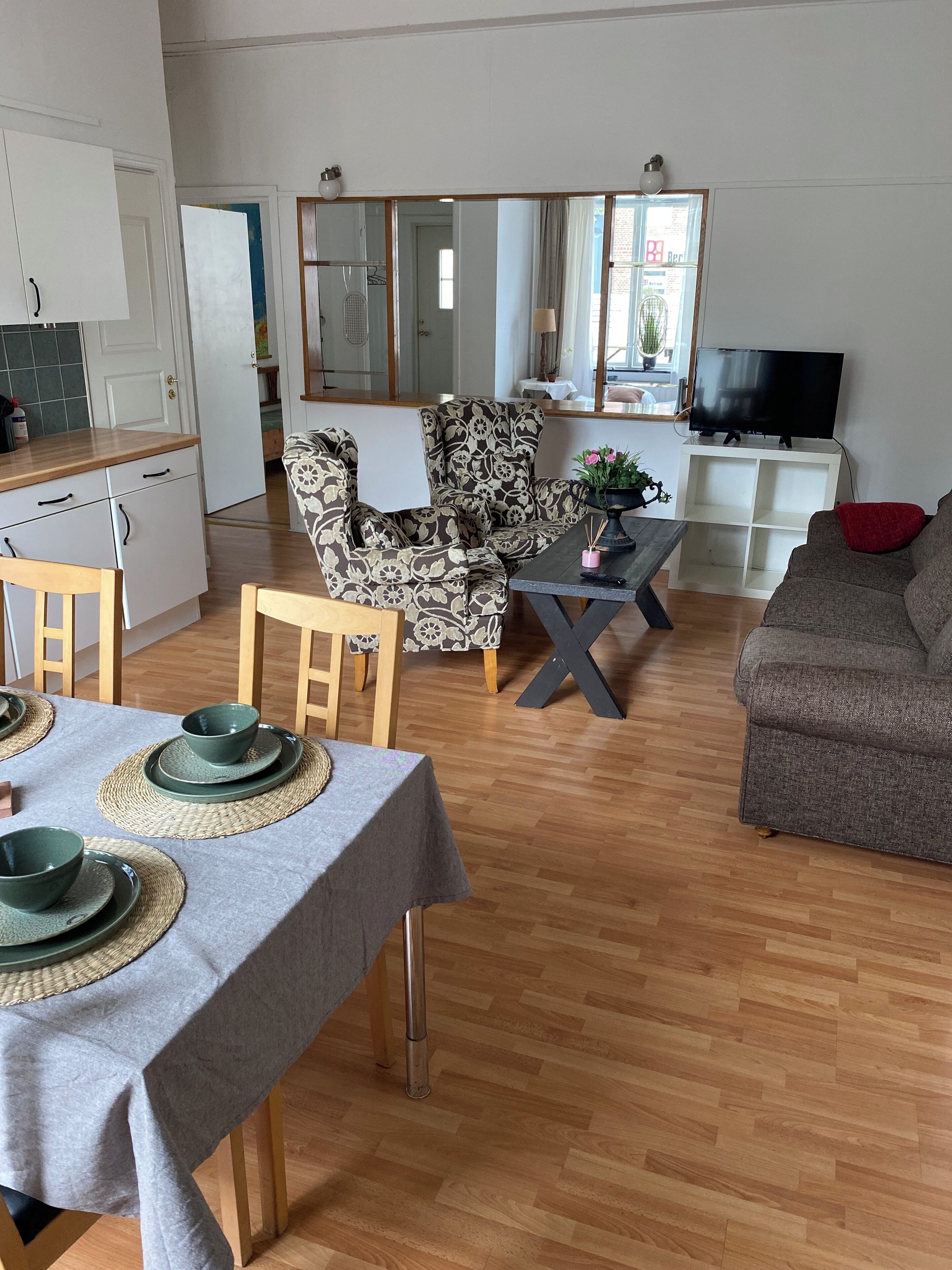Apartment | Wohnbereich | 24-Zoll-Fernseher mit Kabelempfang