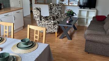 Apartment | Wohnbereich | 24-Zoll-Fernseher mit Kabelempfang
