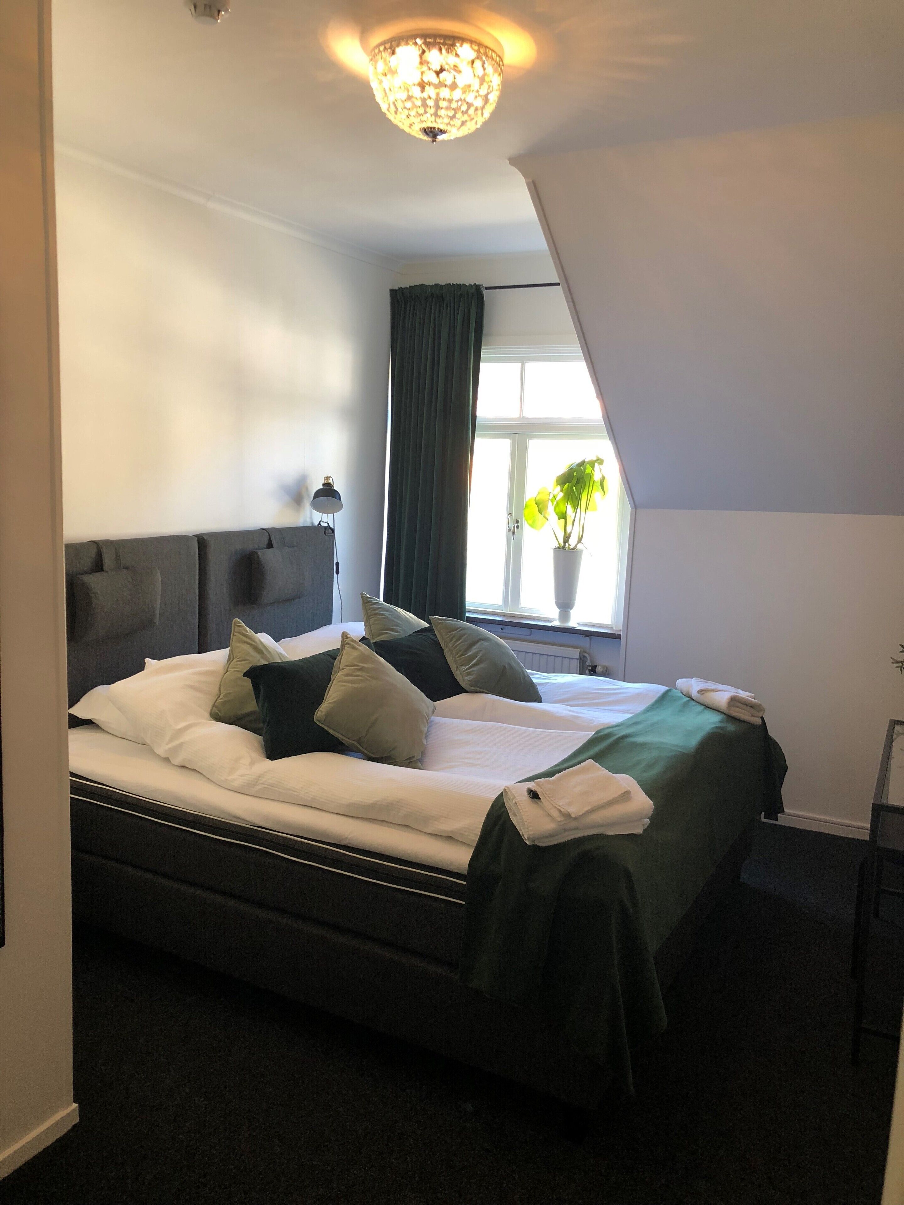 double or twin room | individually furnished, desk, laptop workspace, soundproofing