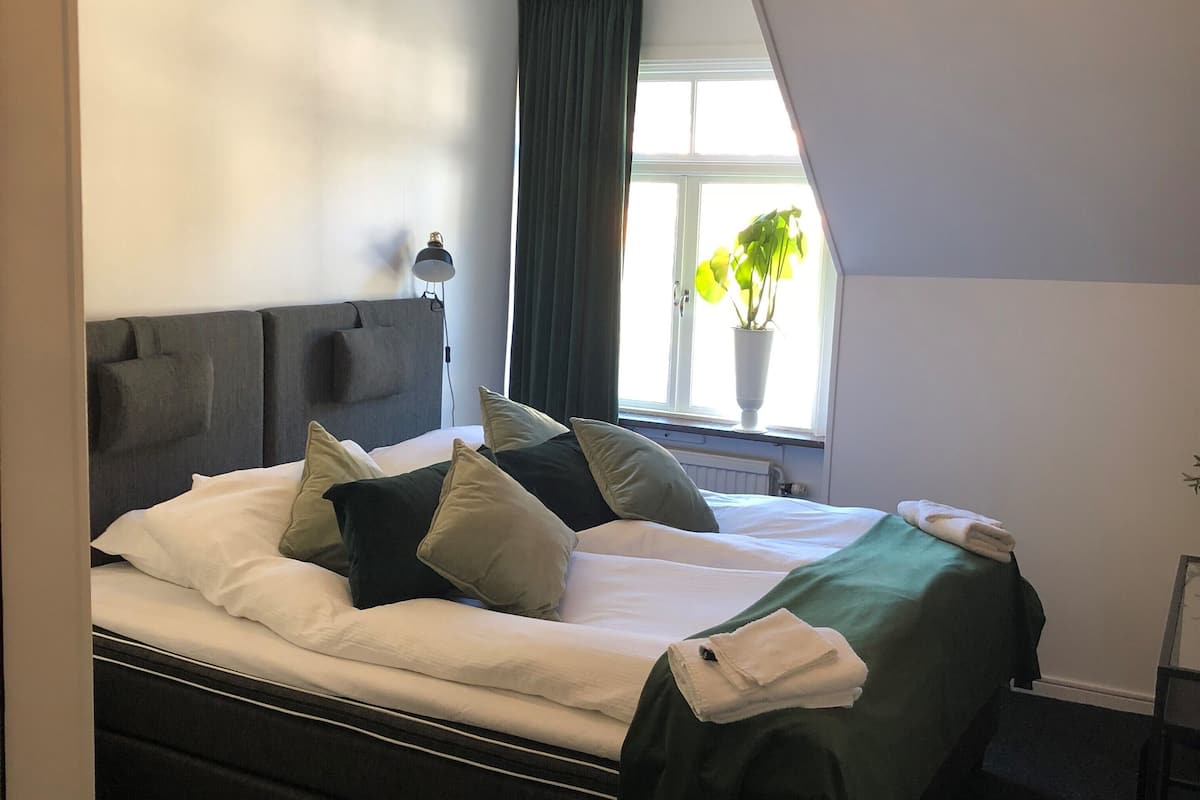 double or twin room | individually furnished, desk, laptop workspace, soundproofing