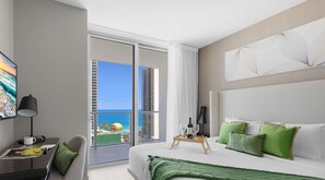 2 habitaciones, escritorio y tabla de planchar con plancha 