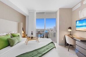 2 habitaciones, escritorio y tabla de planchar con plancha 