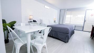 Dobbeltrom – familie, 1 kingsize-seng | Allergitestet sengetøy, dundyner, safe på rommet og individuelt dekorert